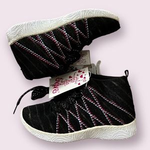 Aviva Girl Trail Runner Sneaker in Black Shimmer